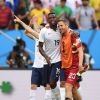 Paul Pogba et Mickael Landreau célèbrent leur victoire après le match France-Nigeria en huitième de finale de la Coupe du monde, le 30 juin 2014 à Brasilia