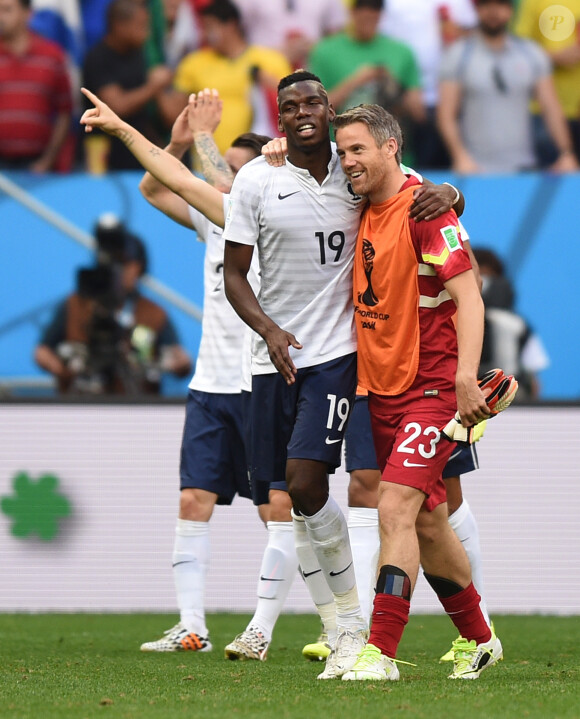 Paul Pogba et Mickael Landreau célèbrent leur victoire après le match France-Nigeria en huitième de finale de la Coupe du monde, le 30 juin 2014 à Brasilia
