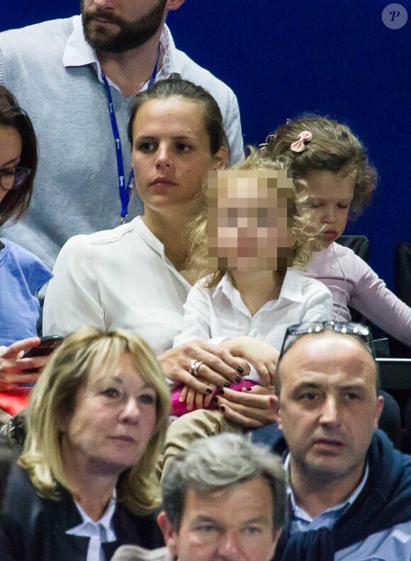 Laure Manaudou et sa fillette assistent à la finale de l'Open 13 de tennis à Marseille le 23 février 2014.
