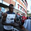 Blaise Matuidi - Les joueurs de l'équipe de France signent des autographes à des fans français avant leur entraînement à Ribeirao Preto au Brésil le 17 juin 2014. 