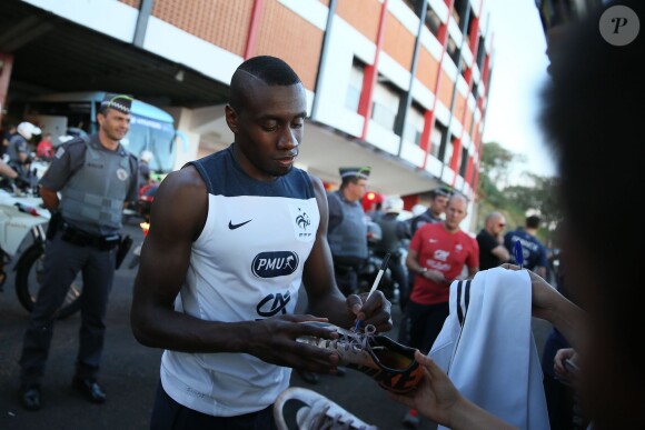 Blaise Matuidi - Les joueurs de l'équipe de France signent des autographes à des fans français avant leur entraînement à Ribeirao Preto au Brésil le 17 juin 2014. 