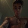 Justin Bieber pose torse nu, en selfie sur Shots.