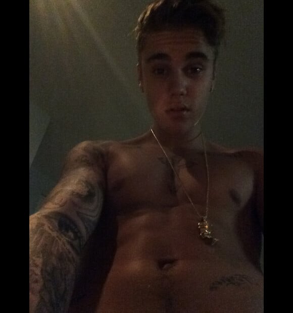 Justin Bieber pose torse nu, en selfie sur Shots.