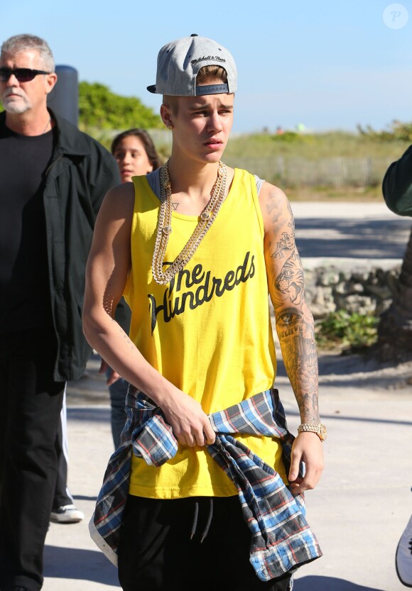Justin Bieber fait du Segway sur la plage avec son ami Khalil Sharieff à Miami, le 22 janvier 2014.
