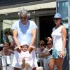 Andrea Bocelli, sa femme Veronica Berti et leur fille Virginia se promènent dans les rues de Saint-Tropez. Le 2 juillet 2014.