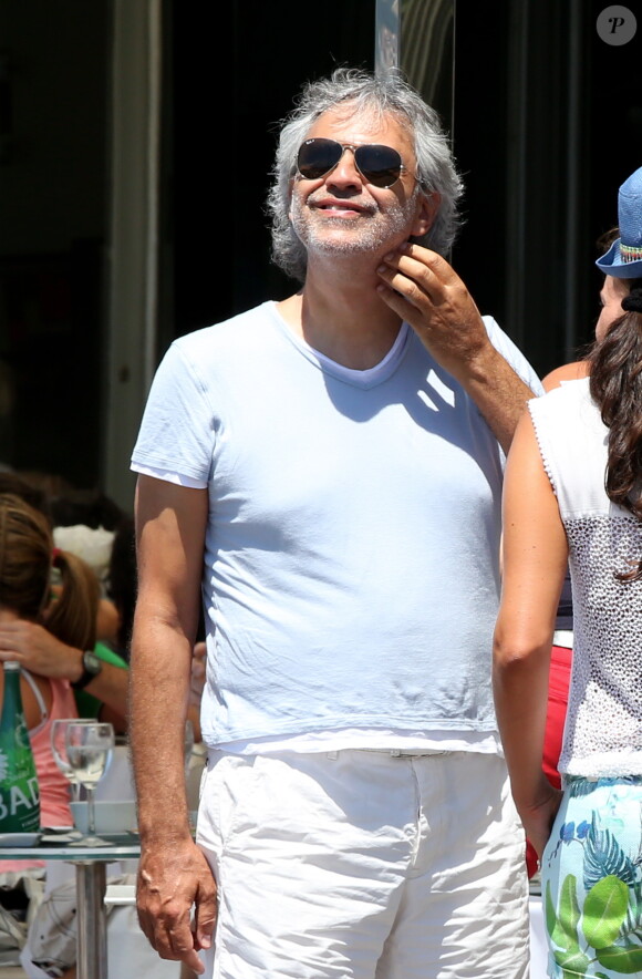 Andrea Bocelli dans les rues de Saint-Tropez. Le 2 juillet 2014.