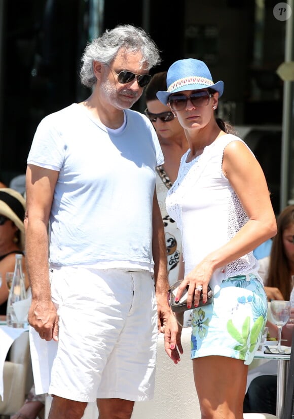 Andrea Bocelli, son épouse Veronica Berti et leur fille Virginia se promènent dans les rues de Saint-Tropez. Le 2 juillet 2014.