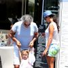 Andrea Bocelli, sa femme Veronica Berti et leur fille Virginia se promènent dans les rues de Saint-Tropez. Le 2 juillet 2014.