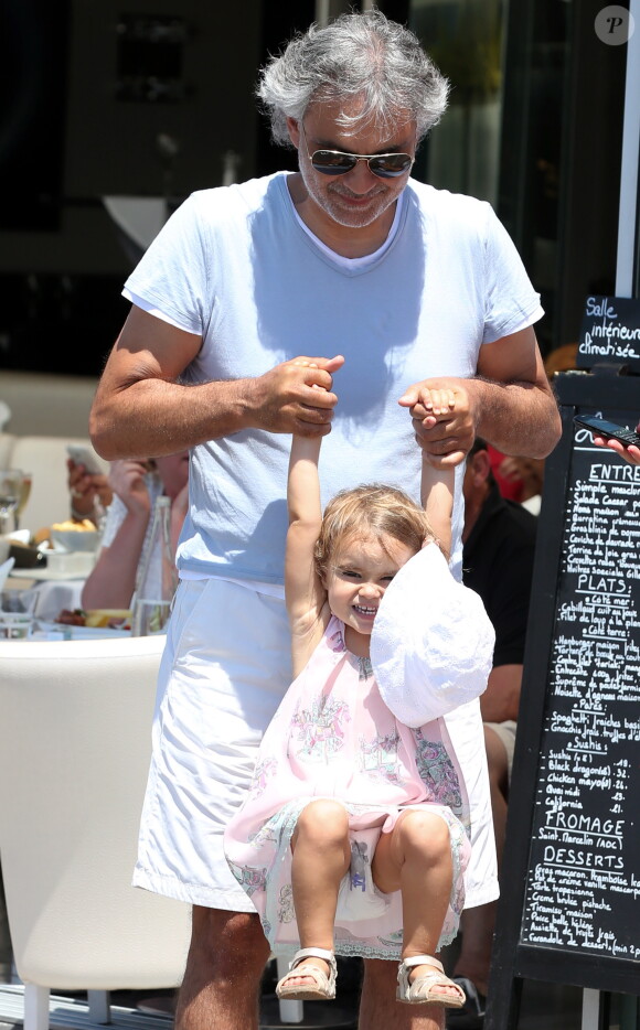 Le chanteur Andrea Bocelli, sa femme Veronica Berti et leur fille Virginia se promènent dans les rues de Saint-Tropez. Le 2 juillet 2014.