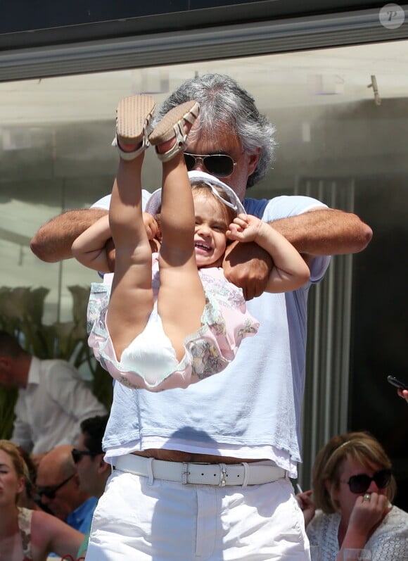 Andrea Bocelli et sa fille Virginia se promènent dans les rues de Saint-Tropez. Le 2 juillet 2014.