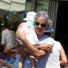 Andrea Bocelli, sa femme Veronica Berti et leur fille Virginia se promènent dans les rues de Saint-Tropez. Le 2 juillet 2014.