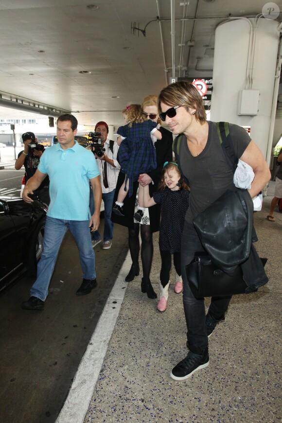 Nicole Kidman avec son mari Keith Urban et leurs filles Sunday (bientôt 6 ans) et Faith (3 ans) arrivant à l'aéroport LAX de Los Angeles le 3 juillet 2014
