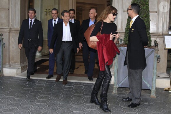 Nicolas Sarkozy et sa femme Carla Bruni quittent leur hôtel à Barcelone, le 19 juin 2014.