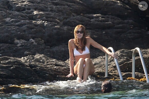 La chanteuse Carla Bruni-Sarkozy se baigne en mer devant la maison familiale du Cap Nègre en France le 3 août 2013.