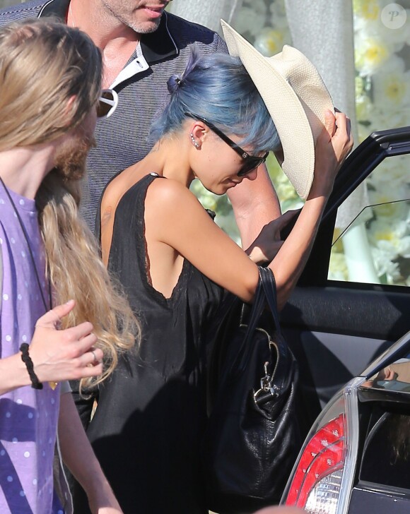 Nicole Richie se cache des photographes à la sortie du salon de coiffure Andy LeCompte à West Hollywood, le 3 juillet 2014.