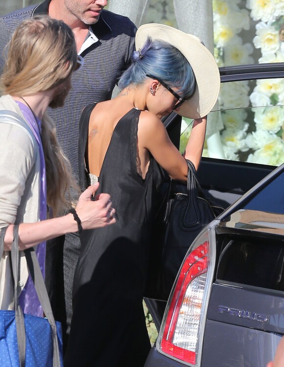 Nicole Richie se cache des photographes à la sortie du salon de coiffure Andy LeCompte à West Hollywood, le 3 juillet 2014.