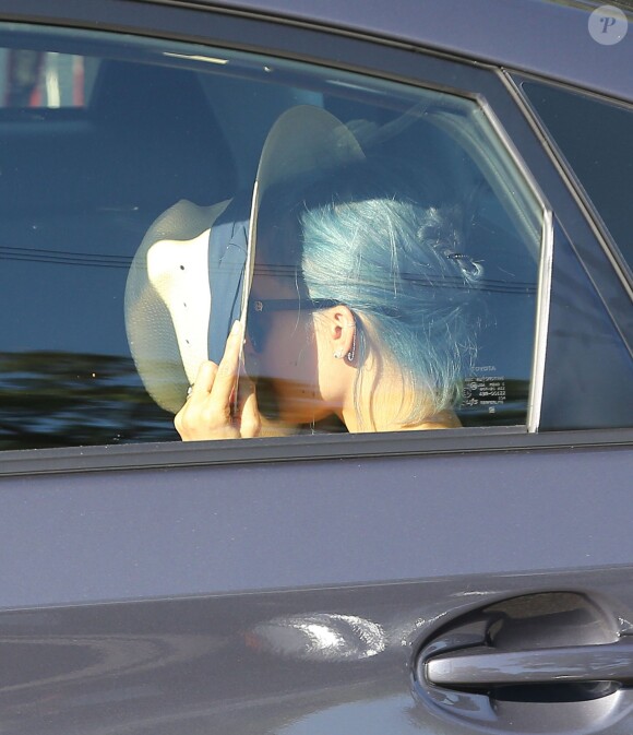 Nicole Richie se cache des photographes à la sortie du salon de coiffure Andy LeCompte à West Hollywood, le 3 juillet 2014.