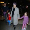 Nicole Richie, les cheveux violets, à l'aéroport de Los Angeles avec ses enfants Harlow et Sparrow, le 23 juin 2014. 