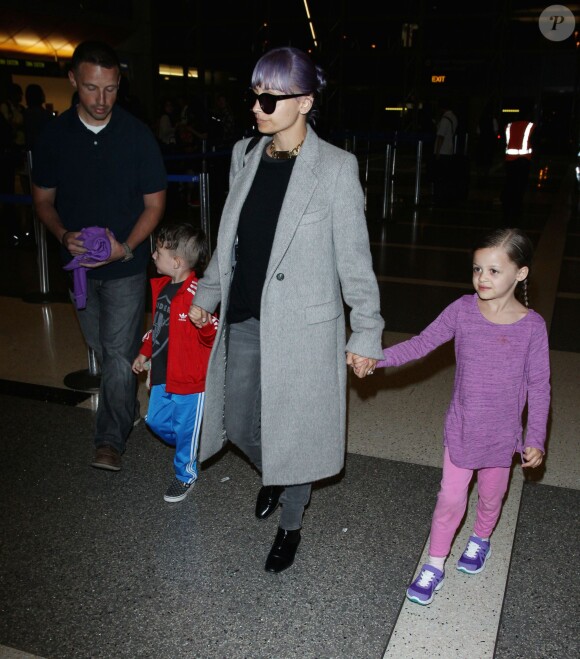 Nicole Richie, les cheveux violets, à l'aéroport de Los Angeles avec ses enfants Harlow et Sparrow, le 23 juin 2014. 