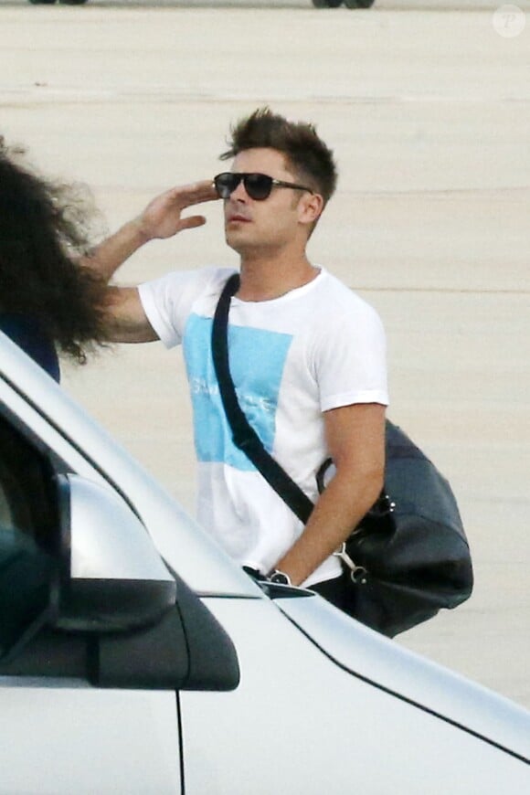 Zac Efron prend un vol privé en Sardaigne, le 3 juillet 2014.