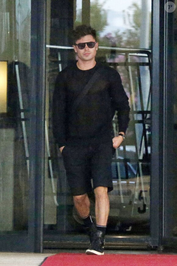 Zac Efron prend un vol privé en Sardaigne, le 3 juillet 2014.