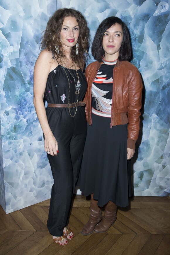 Aurélie Saada et Sylvie Hoarau (du duo Brigitte) assistent au défilé haute couture Alexis Mabille automne-hiver 2014-2015 à l'hôtel d'Évreux. Paris, le 7 juillet 2014.