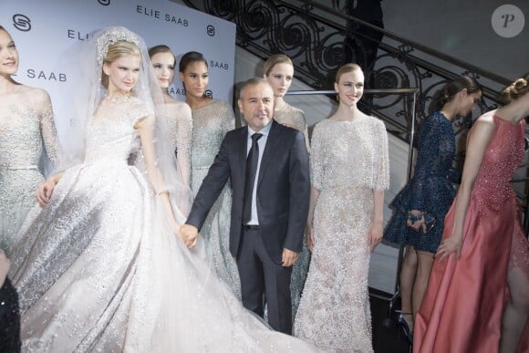 Elie Saab et ses mannequins dans les coulisses de son défilé haute couture au Pavillon Cambon Capucines. Paris, le 9 juillet 2014.
