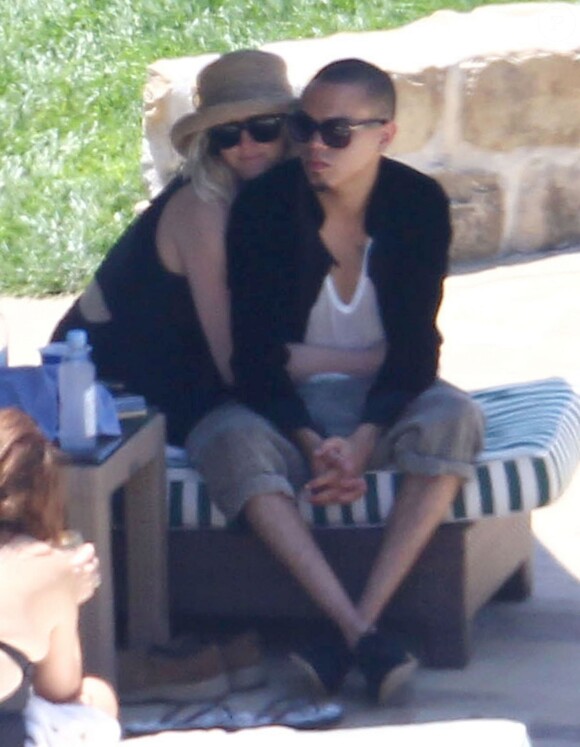 Ashlee Simpson et son fiancé Evan Ross se détendent au bord de la piscine au lendemain du mariage de sa soeur à Santa Barbara le 6 juillet 2014.