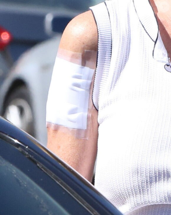 Melanie Griffith à la sortie du salon où elle a commencé à se faire enlever son tatouage "Antonio" au laser, West Hollywood, le 7 juillet 2014.