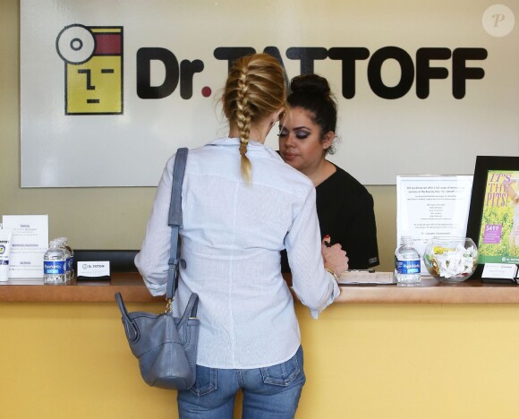 Melanie Griffith se rend chez "Dr Tattoff" pour faire enlever son tatouage "Antonio" à Hollywood, le 26 juin 2014.