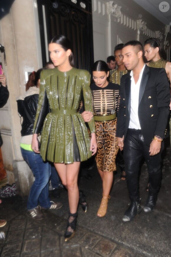 Kim Kardashian, sa demi-soeur Kendall Jenner et Olivier Rousteing quittent l'atelier Balmain (44, rue François 1er) pour se rendre au gala de la Vogue Paris Foundation. Paris, le 9 juillet 2014.
