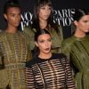 Kim Kardashian, Kendall Jenner, Binx Walton, Kayla Scott, Issa Lish et Amanda Wellsh, toutes habillées en Balmain, assistent au gala de la Vogue Paris Foundation au Palais Galliera. Paris, le 9 juillet 2014.