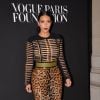 Kim Kardashian, habillée en Balmain (collection automne-hiver 2014-15) et chaussée de sandales Hermès, assiste au gala de la Vogue Paris Foundation au Palais Galliera. Paris, le 9 juillet 2014.