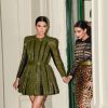 Kendall Jenner et Kim Kardashian quittent l'atelier Balmain et se rendent au Palais Galliera pour assister au gala de la Vogue Paris Foundation. Paris, le 9 juillet 2014.