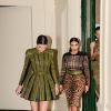 Kendall Jenner et Kim Kardashian quittent l'atelier Balmain et se rendent au Palais Galliera pour assister au gala de la Vogue Paris Foundation. Paris, le 9 juillet 2014.