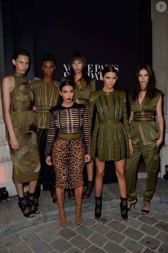 Kim Kardashian, Kendall Jenner, Binx Walton, Kayla Scott, Issa Lish et Amanda Wellsh assistent au gala de la Vogue Paris Foundation au Palais Galliera. Paris, le 9 juillet 2014.