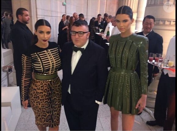 Kim Kardashian, Alber Elbaz et Kendall Jenner assistent au gala de la Vogue Paris Foundation au Palais Galliera. Paris, le 9 juillet 2014.