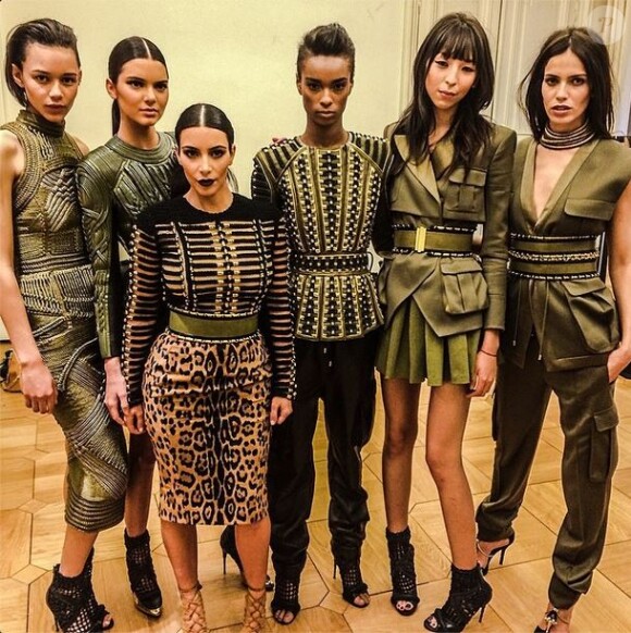 Binx Walton, Kendall Jenner, Kim Kardashian, Kayla Scott, Issa Lish et Amanda Wellsh forment la Balmain Army pour le gala de la Vogue Paris Foundation. Paris, le 9 juillet 2014.