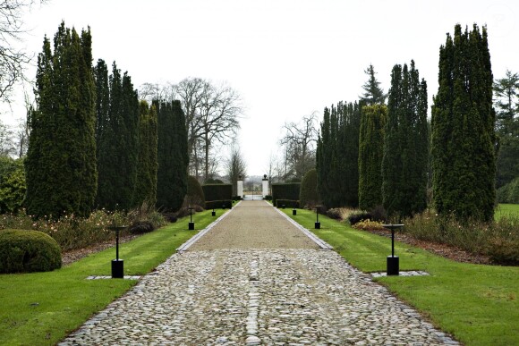 La grande allée à l'entrée du palais de Schackenborg, à Mogeltonder au Danemark, en décembre 2011