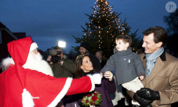 Le prince Henrik de Danemark, fils du prince Joachim et de la princesse Marie, à la rencontre du Père Noël dans le parc du palais de Schackenborg pour les illuminations de Noël 2011