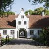Vue du château de Schackenborg, résidence officielle du prince Joachim de Danemark depuis 1993, en mai 2008 à l'occasion de son mariage avec la princesse Marie. En 2014, le couple décide de déménager pour Copenhague, et une fondation spécialement créée prend en charge la gestion du domaine.