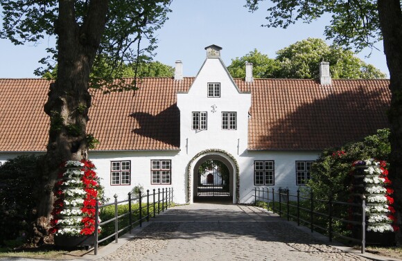 Vue du château de Schackenborg, résidence officielle du prince Joachim de Danemark depuis 1993, en mai 2008 à l'occasion de son mariage avec la princesse Marie. En 2014, le couple décide de déménager pour Copenhague, et une fondation spécialement créée prend en charge la gestion du domaine.