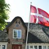 Vue du château de Schackenborg, résidence officielle du prince Joachim de Danemark depuis 1993, en mai 2008 à l'occasion de son mariage avec la princesse Marie. En 2014, le couple décide de déménager pour Copenhague, et une fondation spécialement créée prend en charge la gestion du domaine.