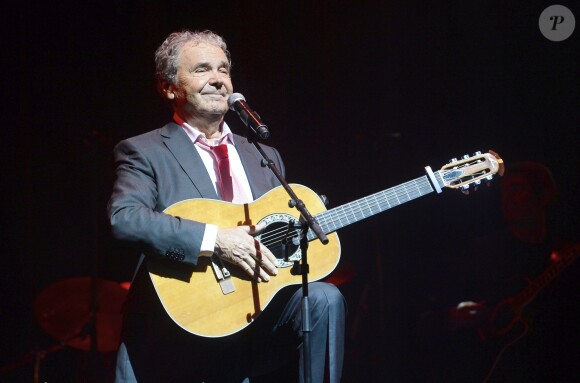 Pierre Perret sur la scène de l'Olympia à Paris, pour ses 80 ans, le 9 juillet 2014.