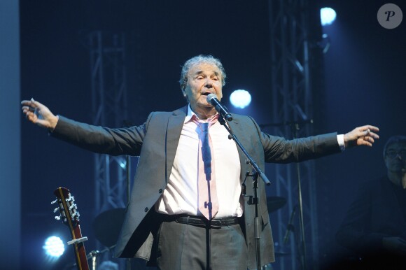 Pierre Perret sur la scène de l'Olympia à Paris, pour ses 80 ans, le 9 juillet 2014.