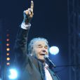 Pierre Perret sur la scène de l'Olympia à Paris, pour ses 80 ans, le 9 juillet 2014.