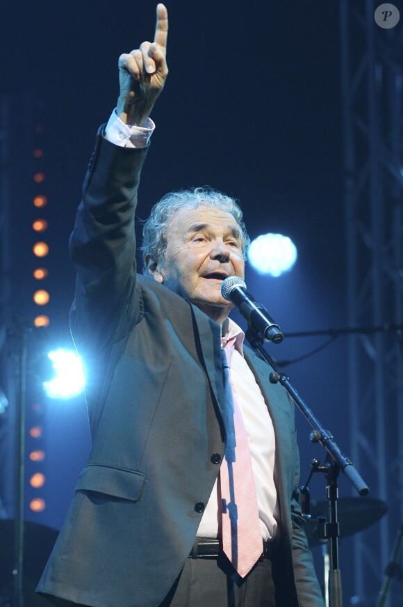 Pierre Perret sur la scène de l'Olympia à Paris, pour ses 80 ans, le 9 juillet 2014.