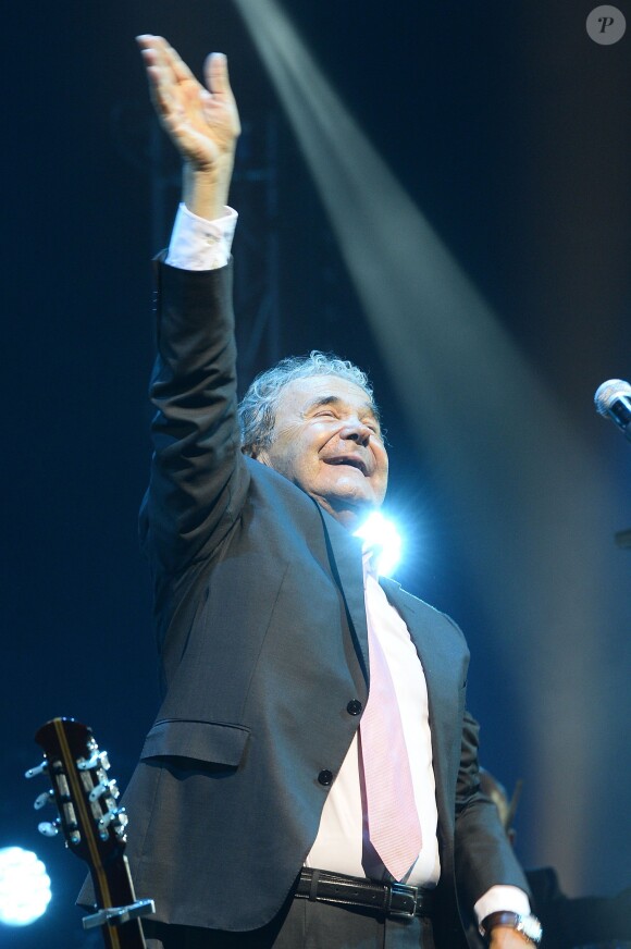 Pierre Perret sur la scène de l'Olympia à Paris, pour ses 80 ans, le 9 juillet 2014.