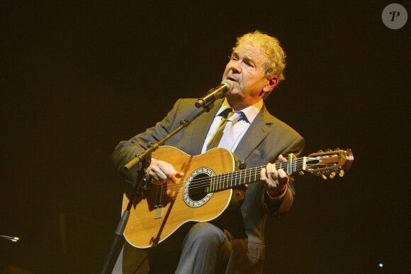Pierre Perret sur la scène de l'Olympia à Paris, pour ses 80 ans, le 9 juillet 2014.