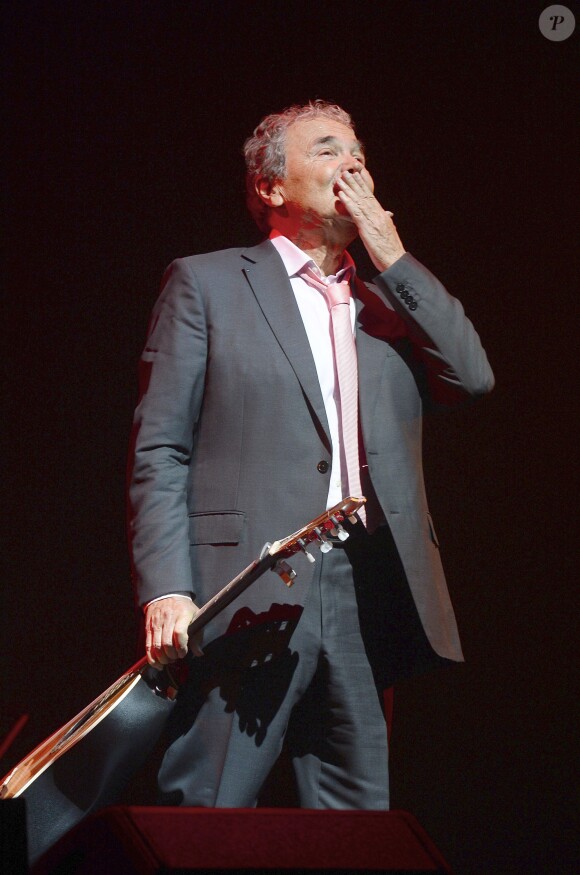 Pierre Perret sur la scène de l'Olympia à Paris, pour ses 80 ans, le 9 juillet 2014.